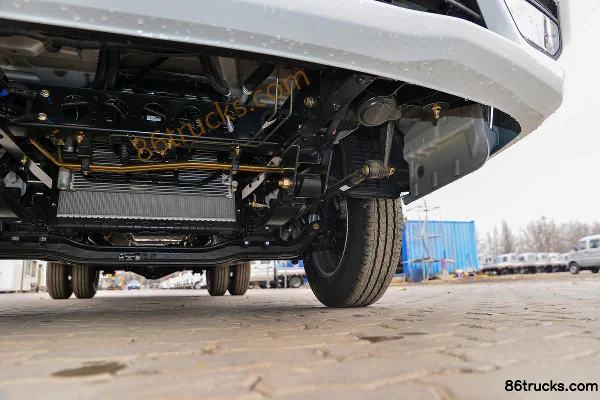 Dongfeng T6 2L 127 hp 4X2(6 wheels) CNG 4.005m Single Row Flatbed Light Truck Chassis (3) | 86Trucks
