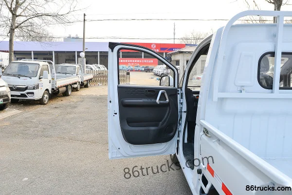 Dongfeng T7 1.6L gasoline 122 hp 4X2(6 wheels) Dongan 5-speed hydraulic brake 2.505m double-row flatbed micro truck Cab (1) | 86Trucks