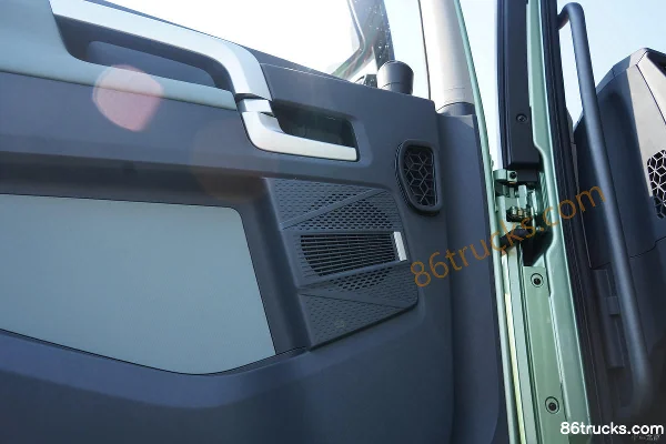 FAW Jiefang Qingdao Yinghang Zhizun Edition 13.2L Diesel 620hp 6X4(10 wheels) FAW Jiefang 12-speed AMT Automatic Tractor Truck Cab (2) | 86T