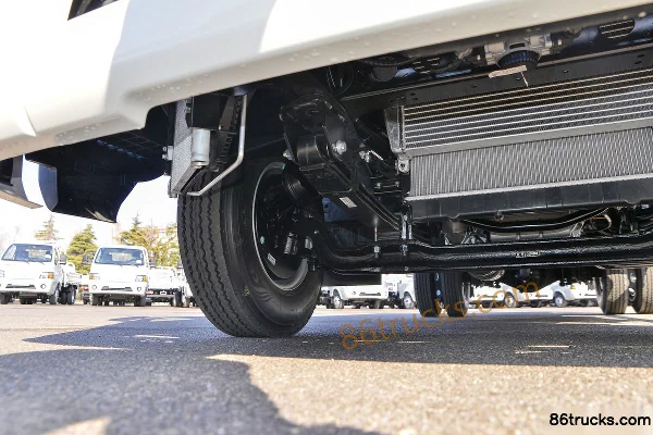 JAC Q6 2,5 L diesel 155 ch 4X2(6 roues) Xingrui 6 vitesses 4,18 m cabine simple ridelle camion léger Châssis (2) | 86Trucks