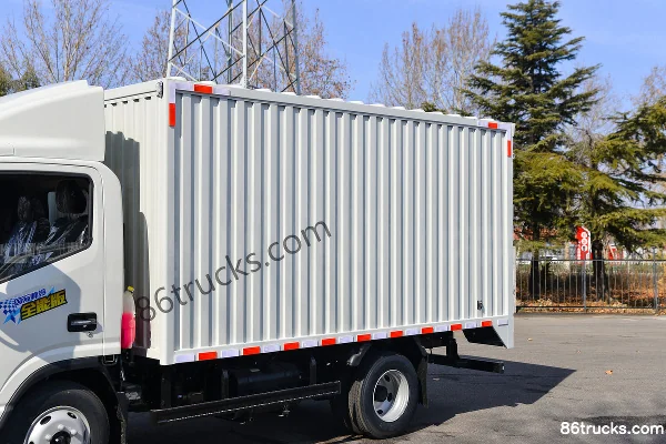 JAC Shuailing S3 130 hp 4X2(6 wheels) 3.8m one-and-a-half-row van light truck (China VI) Body (1) | 86Trucks