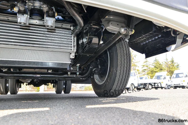 JAC S3 version Quanneng 2,2 L diesel 130 ch 4X2(6 roues) boîte Xingrui 5 rapports 3,85 m camion plateau à ridelles cabine simple Châssis (3)