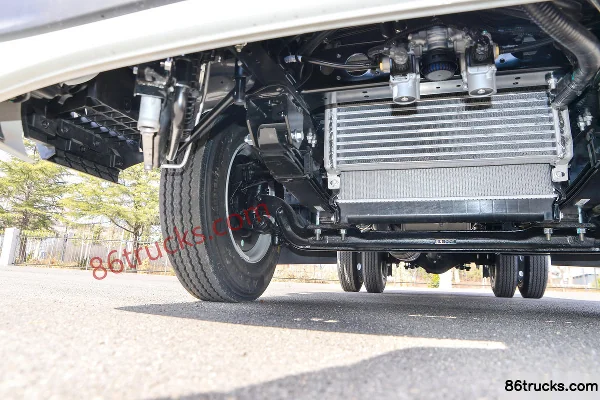 JAC S3 version Quanneng 2,2 L diesel 130 ch 4X2(6 roues) boîte Xingrui 5 rapports 3,85 m camion plateau à ridelles cabine simple Châssis (2)