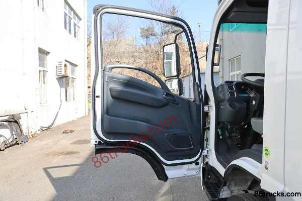 Qingling Isuzu KV100 2.5L Diesel 131hp 4X2(6 wheels) Isuzu 6-Speed 3.13m Double Row Flatbed Light Truck Cab (1) | 86Trucks