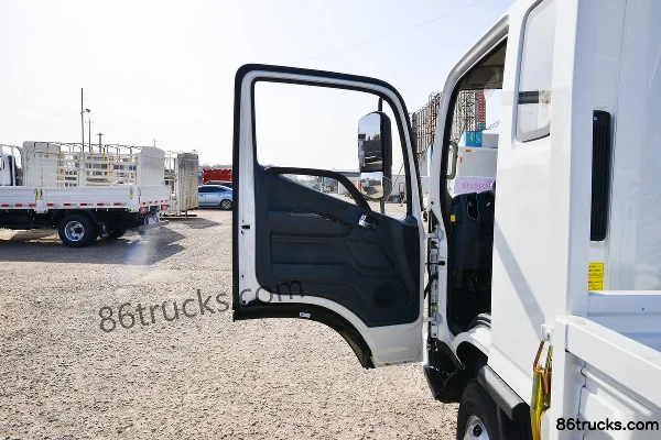 Foton Aoling New Jieyun Youth Flying Edition 151 hp 4X2(6 roues) 3.36m row-half flatbed light truck Cabine (1) | 86Trucks