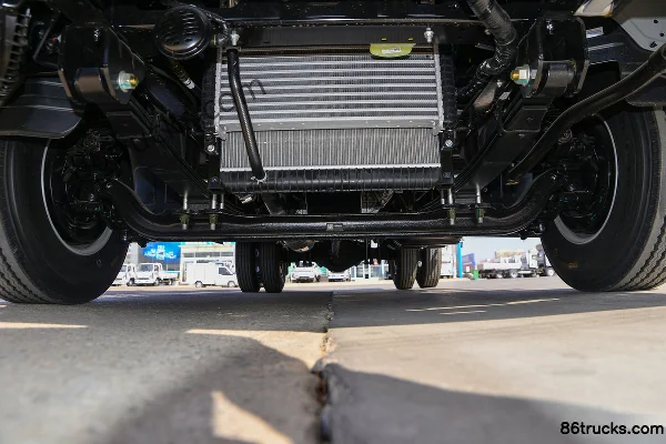Foton Auman Xinjieyun Youth Invincible Edition 151hp 4X2(6 wheels) 4.17m Single Row Flatbed Light Truck Chassis (1) | 86Trucks