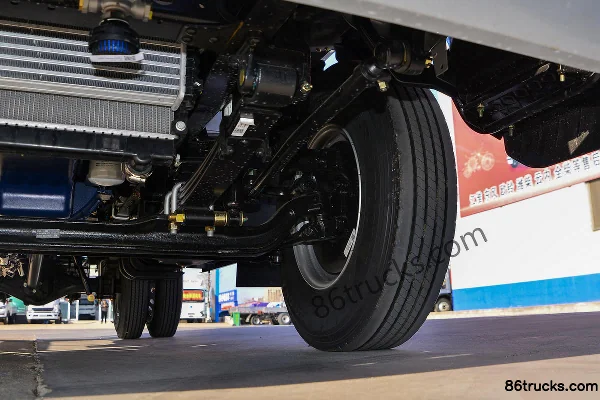 Lanqing Light Truck Long N 140hp 4X2(6 wheels) 3.85m half-cab flatbed light truck Chassis (3) | 86Trucks