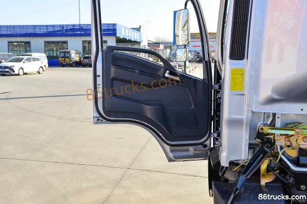 Lanqing·Long N5 2.4L Diesel 165hp 4X2(6 wheels) Fast Gear 6-Speed 4.18m Single Row Stake Light Truck Cab (2) | 86Trucks
