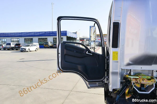 Lanqing·Long N5 2.4L Diesel 165hp 4X2(6 wheels) Fast Gear 6-Speed 4.18m Single Row Stake Light Truck Cab (1) | 86Trucks