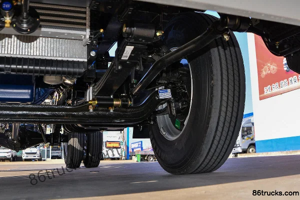 Lanqing·Long N5 2.4L Diesel 165hp 4X2(6 wheels) Fast Gear 6-Speed 4.18m Single Row Stake Light Truck Chassis (3) | 86Trucks