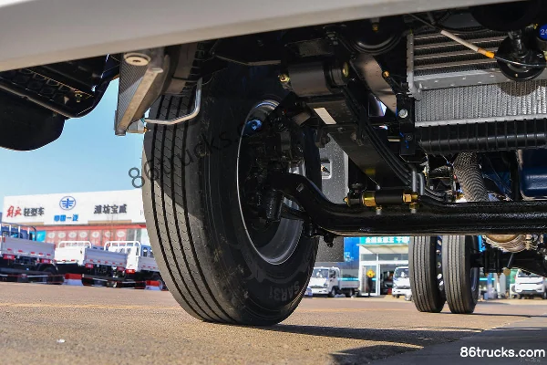 Lanqing·Long N5 2.4L Diesel 165hp 4X2(6 wheels) Fast Gear 6-Speed 4.18m Single Row Stake Light Truck Chassis (2) | 86Trucks