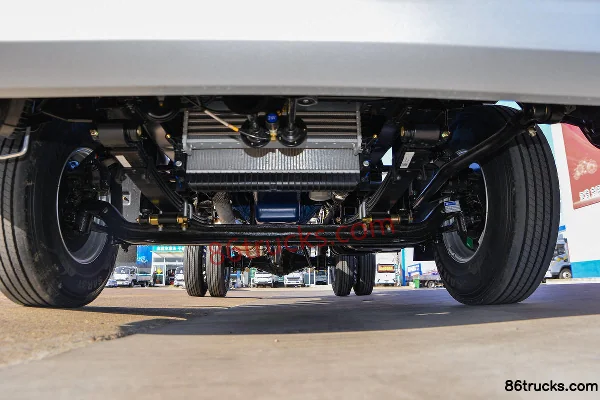 Lanqing·Long N5 2.4L Diesel 165hp 4X2(6 wheels) Fast Gear 6-Speed 4.18m Single Row Stake Light Truck Chassis (1) | 86Trucks