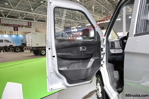 CHENGGONG AUTO Jiaoma Basic Type 1.6L Gasoline 122hp 4X2(6 wheels) 2.705m Double Row Stake Micro Truck Cab (1) | 86Trucks