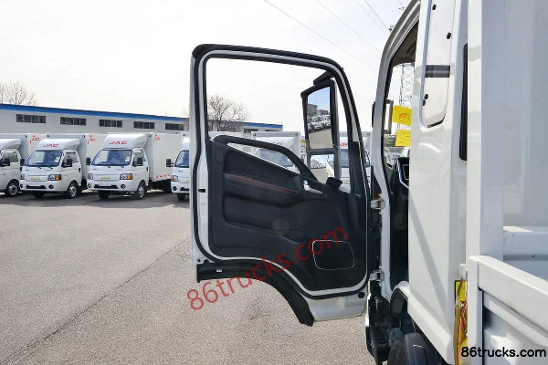 JAC S9 4.5L Diesel 220 hp 4X2(6 wheels) Fast Gear 10-speed 5.4m Flatbed Cargo Truck Cab (1) | 86Trucks
