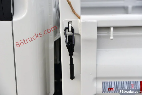 JAC Kaida X6 1.6L 120hp 4X2(6 wheels) Gasoline 3m Double Row Flatbed Mini Truck Body (3) | 86Trucks