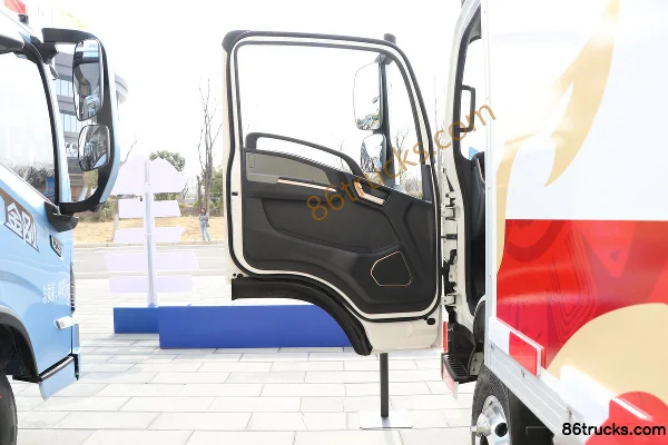 Yutong T5 Snow Dragon Edition 4X2(6 wheels) 4.08m Single Row Pure Electric Refrigerated Truck Shenlan 155kWh Cab (1) | 86Trucks