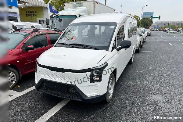 Yufeng Auto Gold Cargo 2.4T 6-seat 5.43m pure electric light bus (fast/slow charge version) 53.58kWh Exterior
