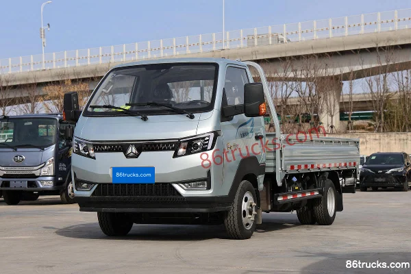 Sinotruk HOWO Xiaojiang 115hp 4X2(6 wheels) 3.95m Single Row Flatbed Light Truck (Hydraulic Brake) Exterior (3) | 86Trucks