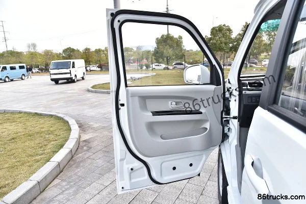SRM Xinyuan Haoyun 2025 Utility Edition 6-Seat Electric Light Bus Fudi 50.48kWh Cab (1) | 86Trucks