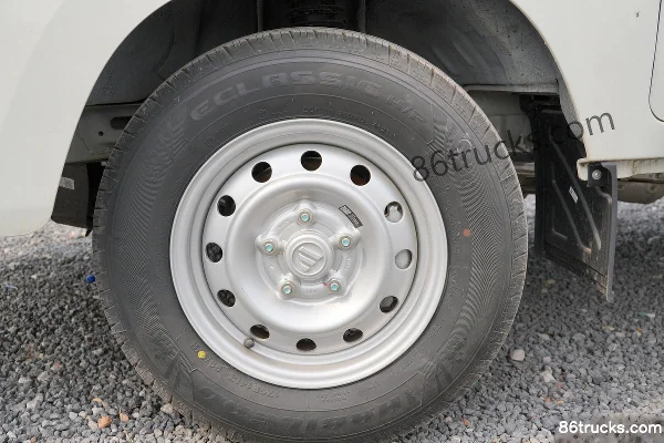 Foton Xiangling M1 Pro Luxury 1.6L 122hp 4X2(6 wheels) Gasoline 2.55m Double-row Flatbed Mini Truck (Dual Rear Wheels) Chassis (3) | 86Truck
