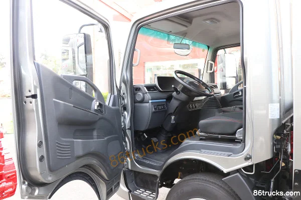 Dongfeng Kangluwei Wide Body 2.5L Diesel 180hp 4X2(6 wheels) Fast Gear 8-Speed 4.17m Single Row Stake Light Truck Cab (3) | 86Trucks