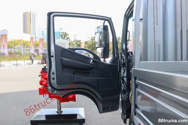 Dongfeng Kangluwei Wide Body 2.5L Diesel 180hp 4X2(6 wheels) Fast Gear 8-Speed 4.17m Single Row Stake Light Truck Cab (1) | 86Trucks