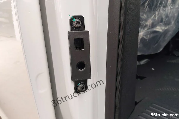 Ruichi EC75 2025 Model Zhixing Supercharge Pioneer Peak I Electric 6-Seat Light Bus 52.16kWh Cargo Box (2) | 86Trucks