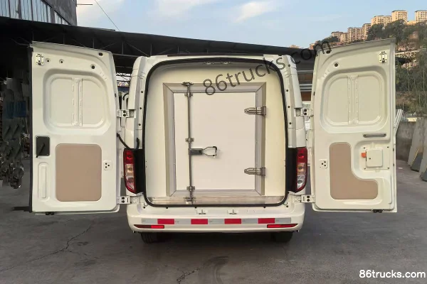 Changan Kuayue Star V7 105hp 4X2(6 wheels) 1.6L CNG 4.8m Refrigerated Truck Cab (2) | 86Trucks