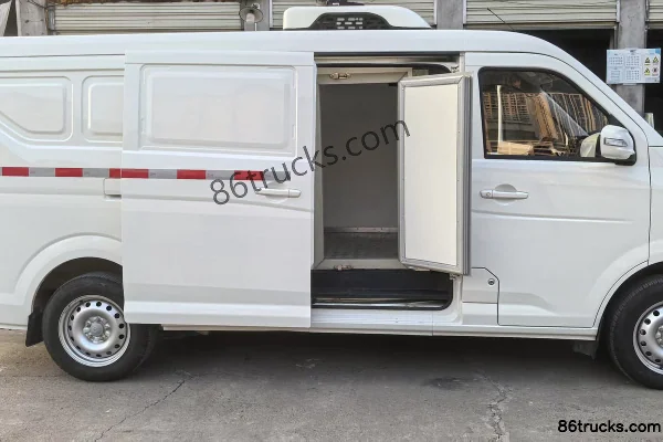 Changan Kuayue Star V7 105hp 4X2(6 wheels) 1.6L CNG 4.8m Refrigerated Truck Cab (1) | 86Trucks