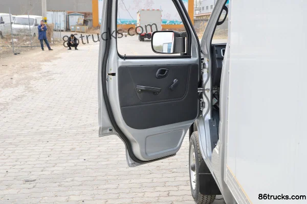 Dongfeng T3 (formerly Xiaobawang W) 1.3L 91hp 4X2(6 wheels) 3.05m single-row box light truck (single rear wheel) (China VI) Cab (2) | 86Truc