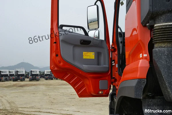 Dongfeng Commercial Vehicle Tianlong KC 360hp 8X4(12 wheels) 8.5m truck-mounted crane Cab (2) | 86Trucks