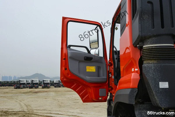 Dongfeng Commercial Vehicle Tianlong KC 360hp 8X4(12 wheels) 8.5m truck-mounted crane Cab (1) | 86Trucks