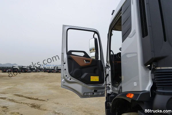 Dongfeng Commercial Vehicle Tianjin KR 4.8L 260hp 4X2(6 wheels) 7.7m crew cab van cargo truck (1) | 86Trucks