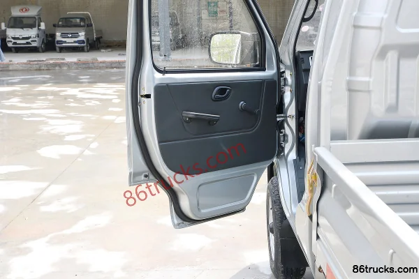 Dongfeng Xiaobawang W08 1.3L 91 hp 4X2(6 wheels) 3.05m Single Row Flatbed Light Truck (China VI) Cab (2) | 86Trucks