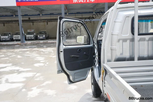 Dongfeng Xiaobawang W08 1.3L 91 hp 4X2(6 wheels) 3.05m Single Row Flatbed Light Truck (China VI) Cab (1) | 86Trucks