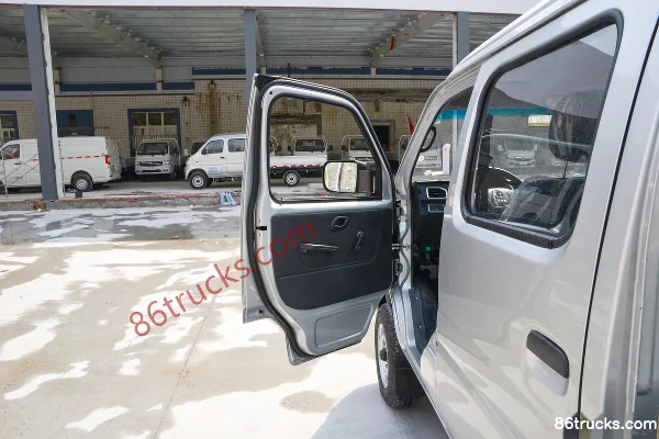 Dongfeng Xiaobawang W08 1.3L 91 hp 4X2(6 wheels) Gasoline 2.5m Double Row Flatbed Mini Truck (Single Rear Tire) Cab (1) | 86Trucks