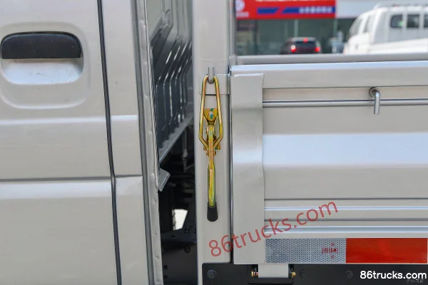 Dongfeng Xiaobawang W08 1.3L 91 hp 4X2(6 wheels) Gasoline 2.5m Double Row Flatbed Mini Truck (Single Rear Tire) Body (3) | 86Trucks