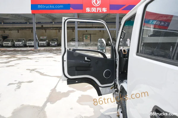 Dongfeng Xiaobawang W15 1.5L 113 hp 4X2(6 wheels) 2.55m Double Row Stake Truck (China VI) Cab (1) | 86Trucks