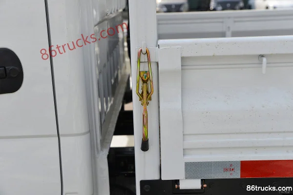 Dongfeng Xiaobawang W15 1.5L 113 hp 4X2(6 wheels) 2.55m Double Row Stake Truck (China VI) Body (3) | 86Trucks