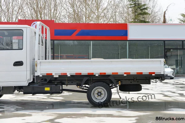 Dongfeng Xiaobawang W15 1.5L 113 hp 4X2(6 wheels) 2.55m Double Row Stake Truck (China VI) Body (2) | 86Trucks
