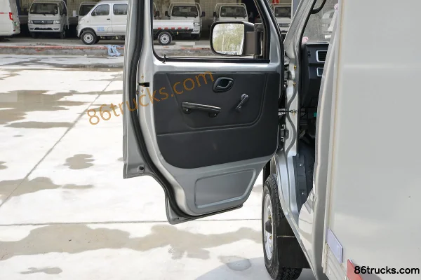 Dongfeng Xiaobawang W08 1.3L 91hp 4X2(6 wheels) Gasoline 3.05m single-row box mini truck (single rear tire) Cab (2) | 86Trucks