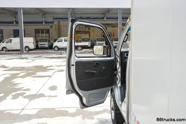 Dongfeng Xiaobawang W08 1.3L 91hp 4X2(6 wheels) Gasoline 3.05m single-row box mini truck (single rear tire) Cab (1) | 86Trucks