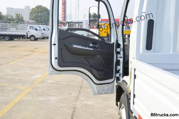 Dongfeng Duolika D5 68hp 4X2(6 wheels) 3.4m Single Row Flatbed Light Truck Cab (2) | 86Trucks