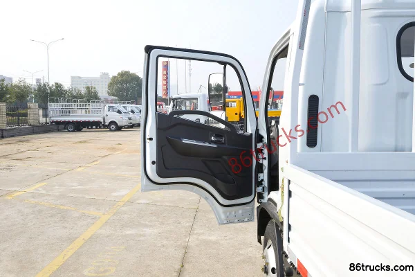 Dongfeng Duolika D5 68hp 4X2(6 wheels) 3.4m Single Row Flatbed Light Truck Cab (1) | 86Trucks