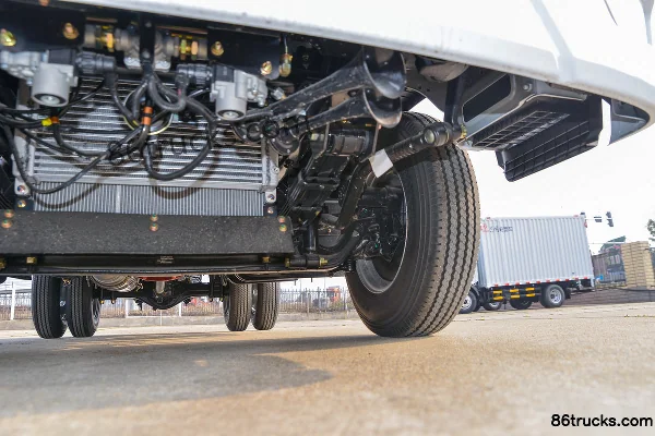 Dongfeng Duolika D5 68hp 4X2(6 wheels) 3.4m Single Row Flatbed Light Truck Chassis (3) | 86Trucks