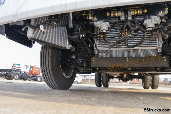 Dongfeng Duolika D5 68hp 4X2(6 wheels) 3.4m Single Row Flatbed Light Truck Chassis (2) | 86Trucks