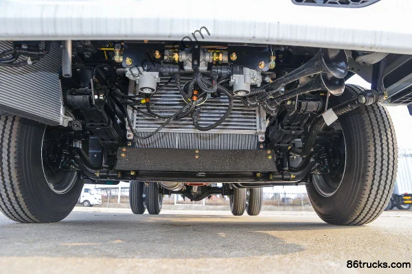 Dongfeng Duolika D5 68hp 4X2(6 wheels) 3.4m Single Row Flatbed Light Truck Chassis (1) | 86Trucks