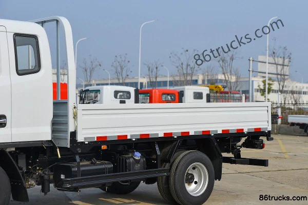 Dongfeng Duolika D5 68hp 4X2(6 wheels) 3.4m Single Row Flatbed Light Truck Body (1) | 86Trucks