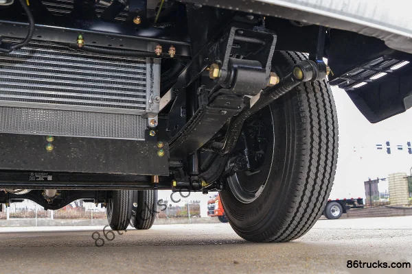 Dongfeng Duolika D5 Ruineng Edition 88 hp 4X2(6 wheels) 3.4m Half-row Van Sales Truck (Air Brake) Chassis (3) | 86Trucks
