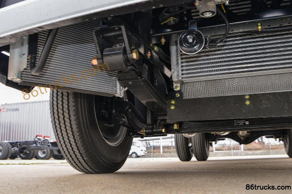 Dongfeng Duolika D5 Ruineng Edition 88 hp 4X2(6 wheels) 3.4m Half-row Van Sales Truck (Air Brake) Chassis (2) | 86Trucks
